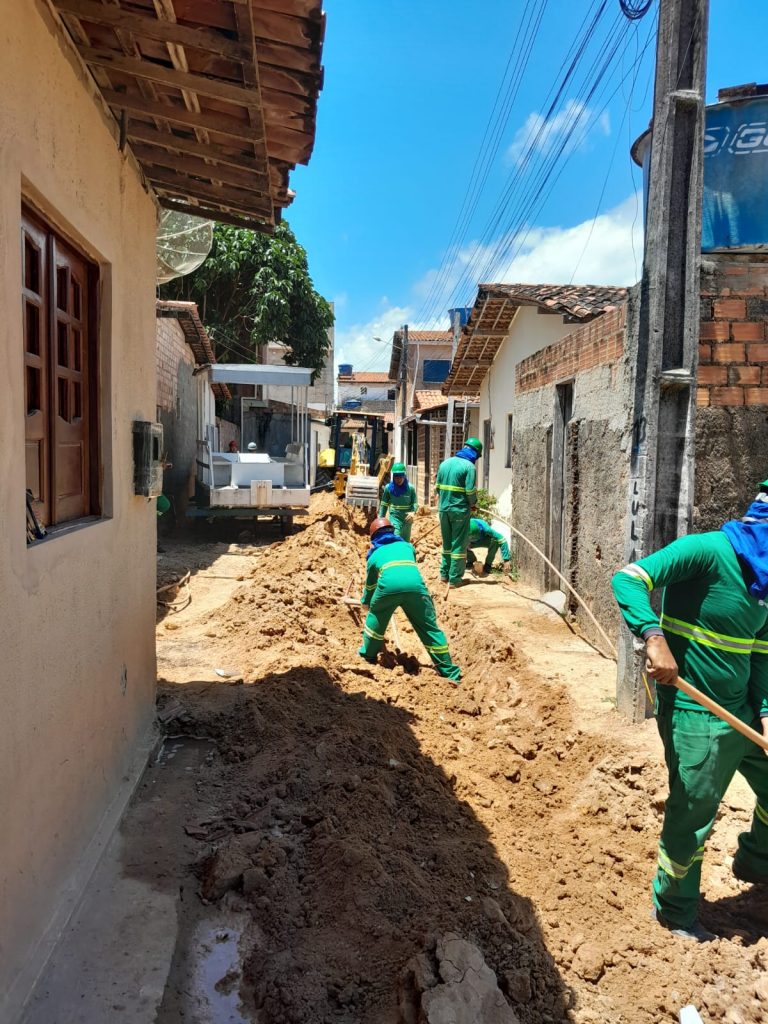 Obras de ampliação de rede são realizadas para oferecer acesso a água tratada no interior de Alagoas